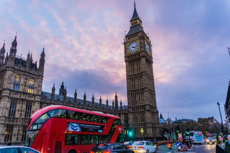 Calle comercial de Londres con tiendas donde pagar con tarjeta Revolut Wise o N26
