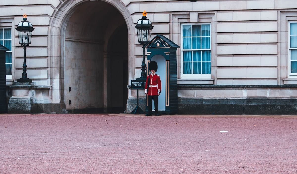 Cambio de guardia en el Palacio de Buckingham en Londres con guardias reales