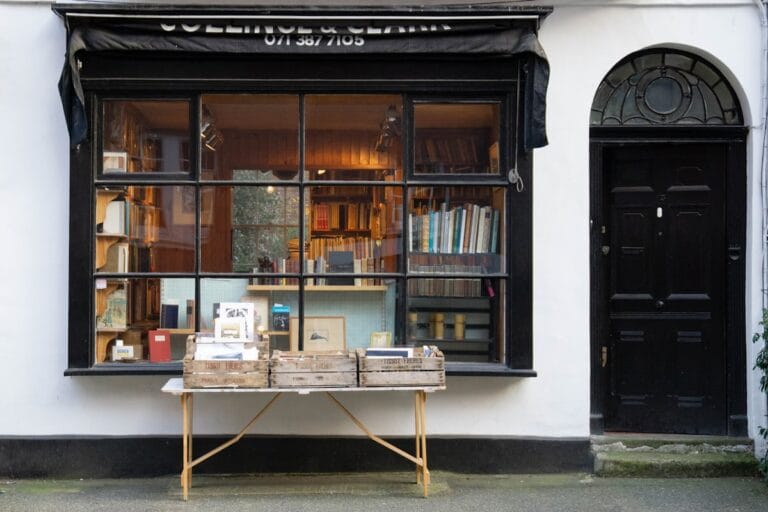Estantería de libros antiguos en librería de Londres que recuerda al mundo mágico de Harry Potter