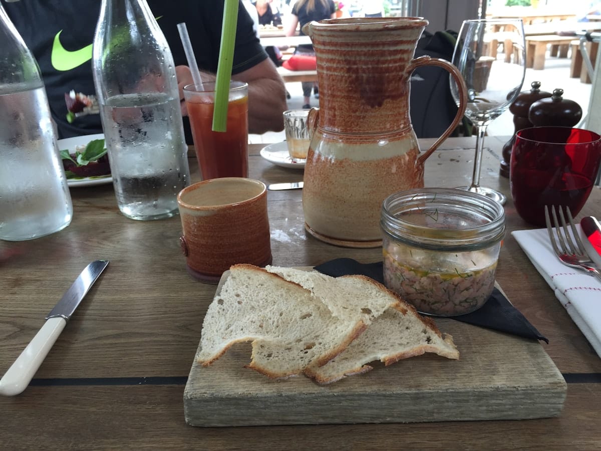Plato de fish and chips comida típica británica con patatas fritas