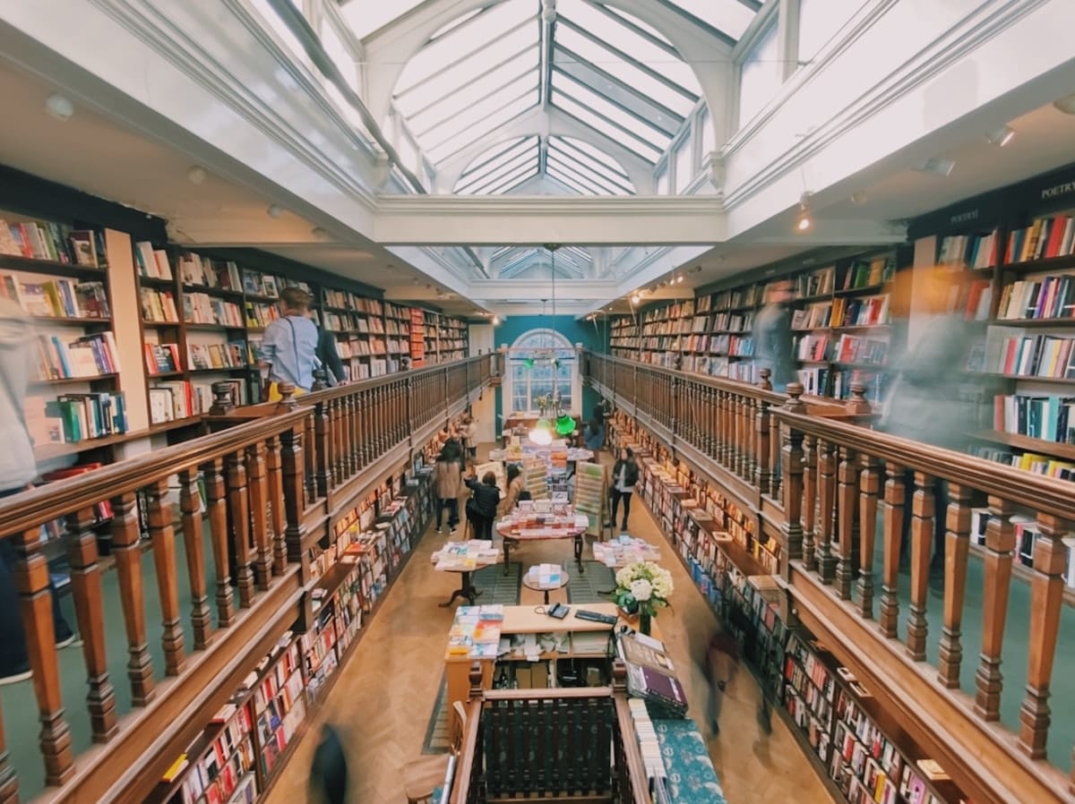 Librería antigua en Londres similar a las tiendas mágicas de Harry Potter en el callejón Diagón