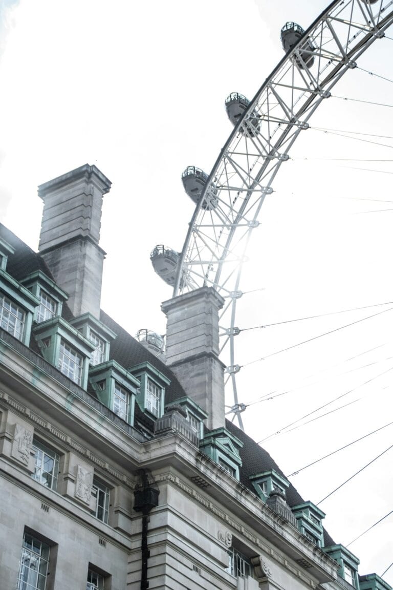 London Eye noria gigante de Londres en primer plano sobre el río Támesis