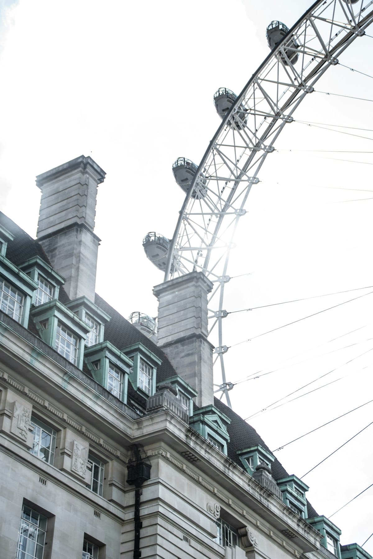 London Eye noria gigante de Londres en primer plano sobre el río Támesis