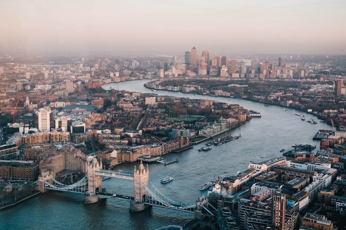 Vista panorámica de Londres con el Big Ben y el río Támesis al atardecer
