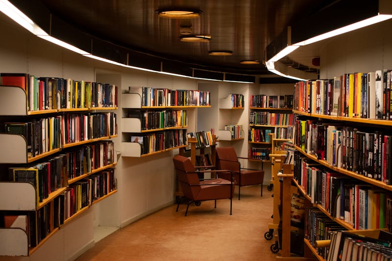 Librería antigua con libros