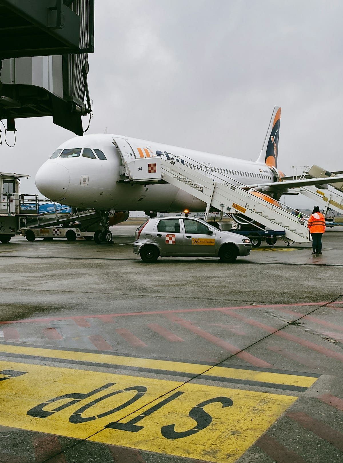 Sala de embarque del aeropuerto de Gatwick con pantallas de vuelos