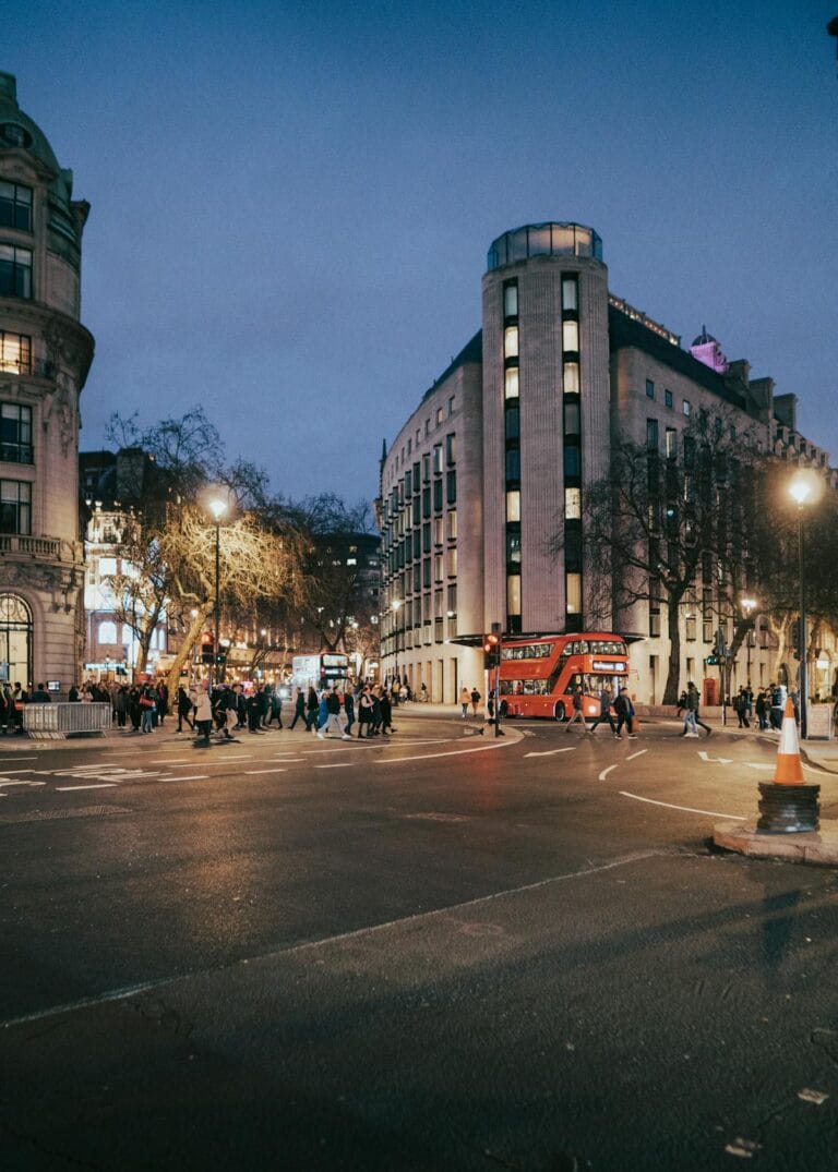 Calle del centro de Londres de noche con vida nocturna