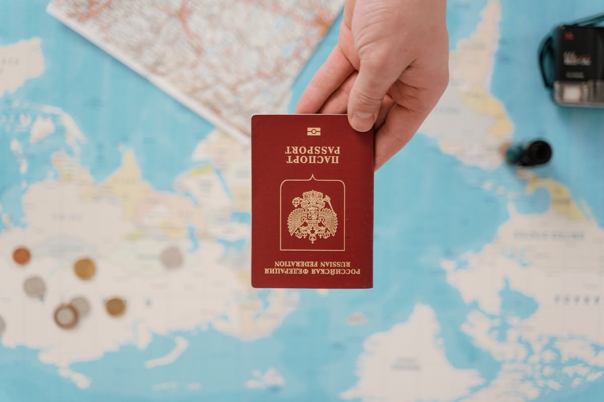 Pasaporte caducado y nuevo sobre mapa