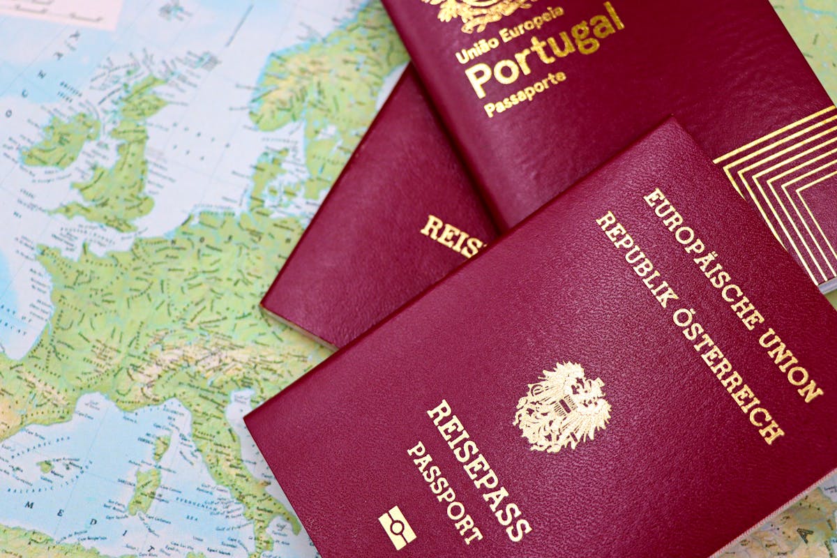 Pasaportes europeos sobre un mapa mundial para viajar al Reino Unido con ETA