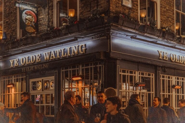 Ye Olde Watling pub historico de Londres por la noche