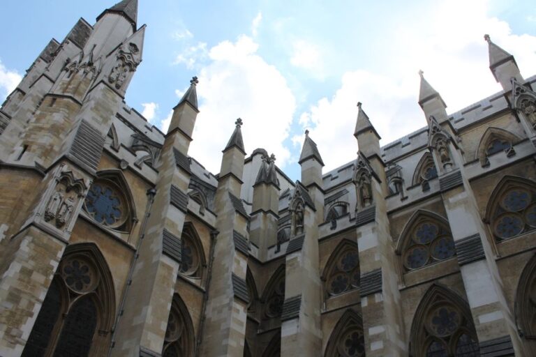 Fachada gótica de la Abadía de Westminster en Londres
