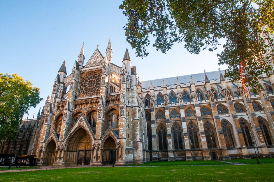 Interior de la Abadía de Westminster con bóvedas góticas