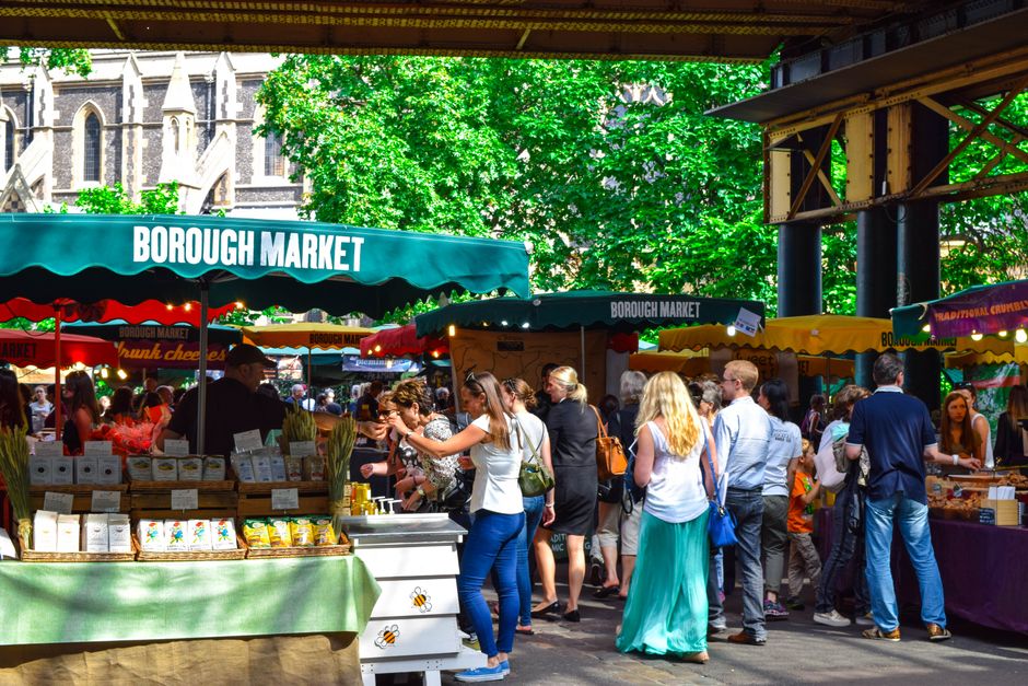 Quesos y pan artesano en un puesto de Borough Market
