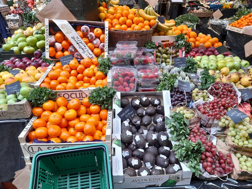 Visitantes recorriendo Borough Market junto a London Bridge