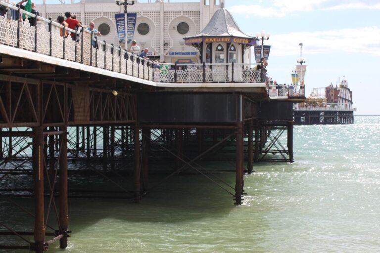 Brighton Palace Pier sobre el mar en Brighton, Inglaterra