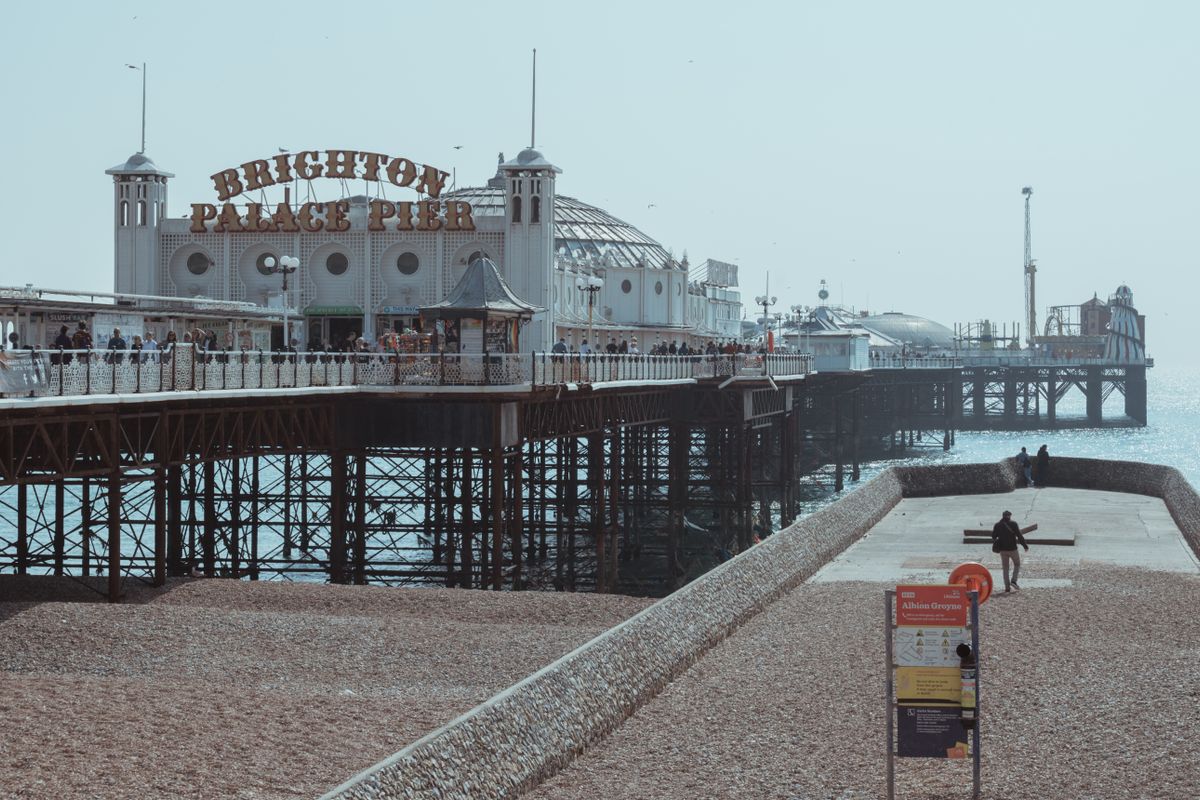Playa de cantos rodados y paseo marítimo de Brighton