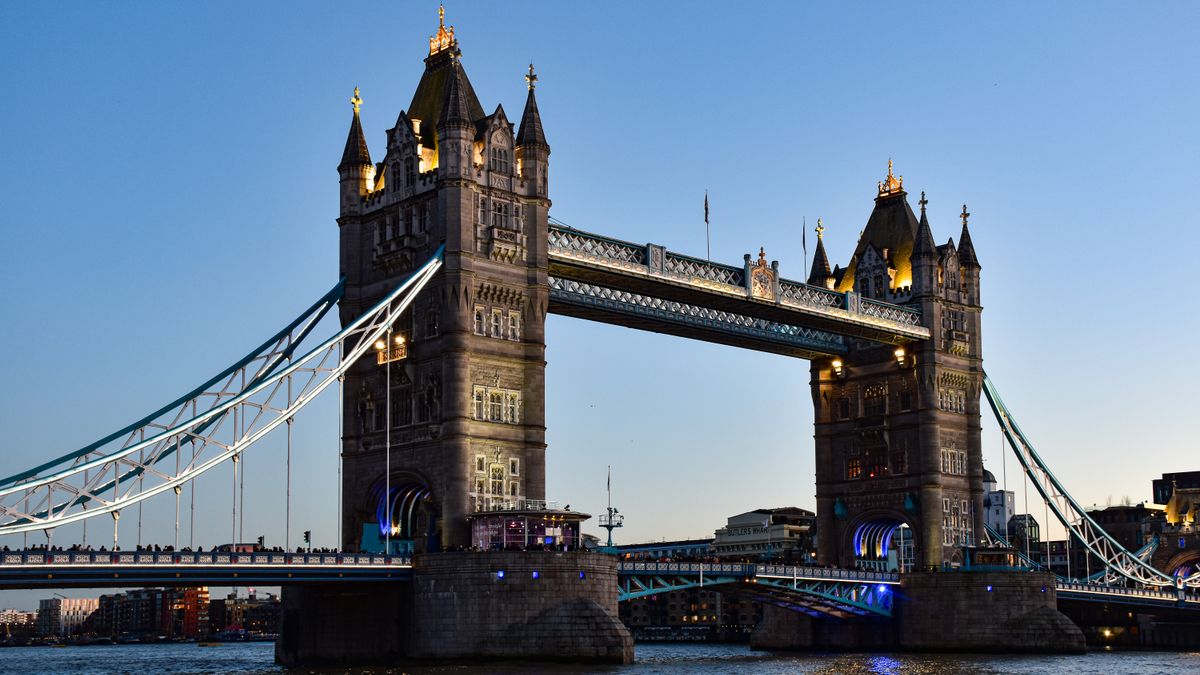 Adulto y niño cruzando el control fronterizo británico sin incidencias