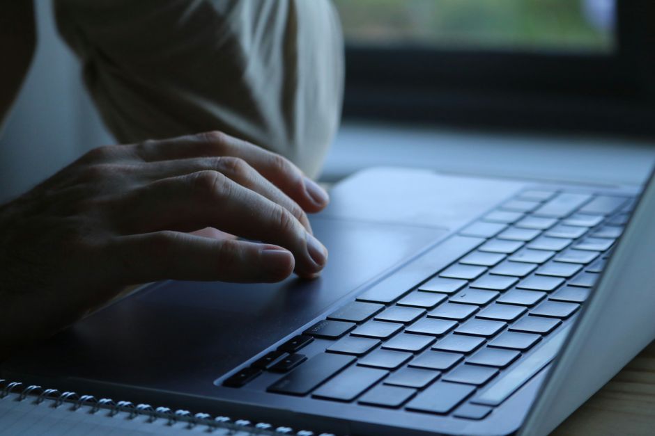Viajero esperando la respuesta del estado de su solicitud de la ETA
