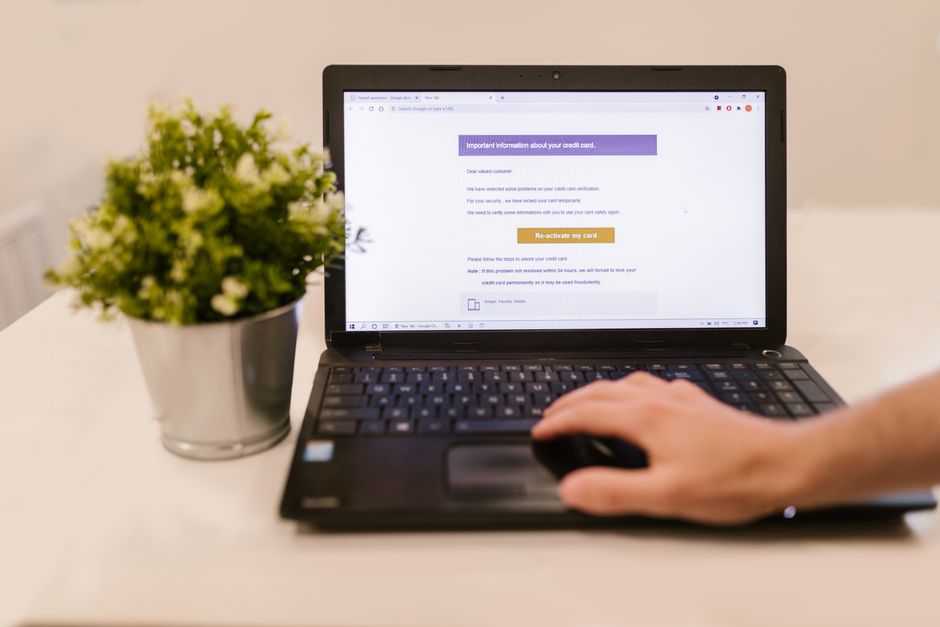 Persona revisando el correo para ver el estado de la solicitud de la UK ETA