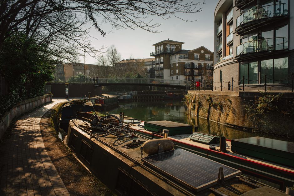 Barco navegando por el Regent's Canal en Little Venice