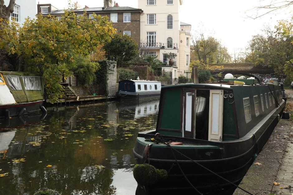 Cafés junto al agua en el barrio de Little Venice en Londres