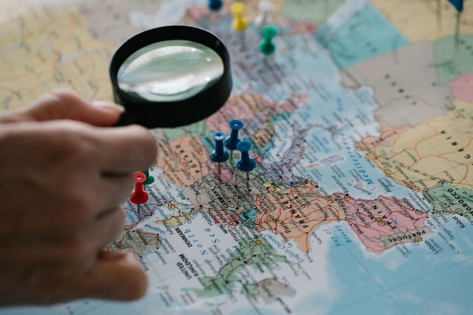 Viajera consultando un mapa de Londres junto al Támesis