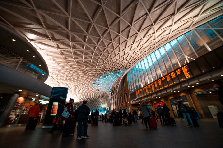 Pasaporte español y ETA del Reino Unido para viajar a Londres