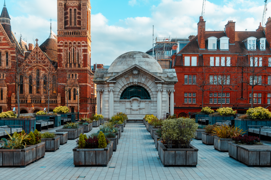 Plantas y bancos en el jardín de azotea de Fenchurch Street