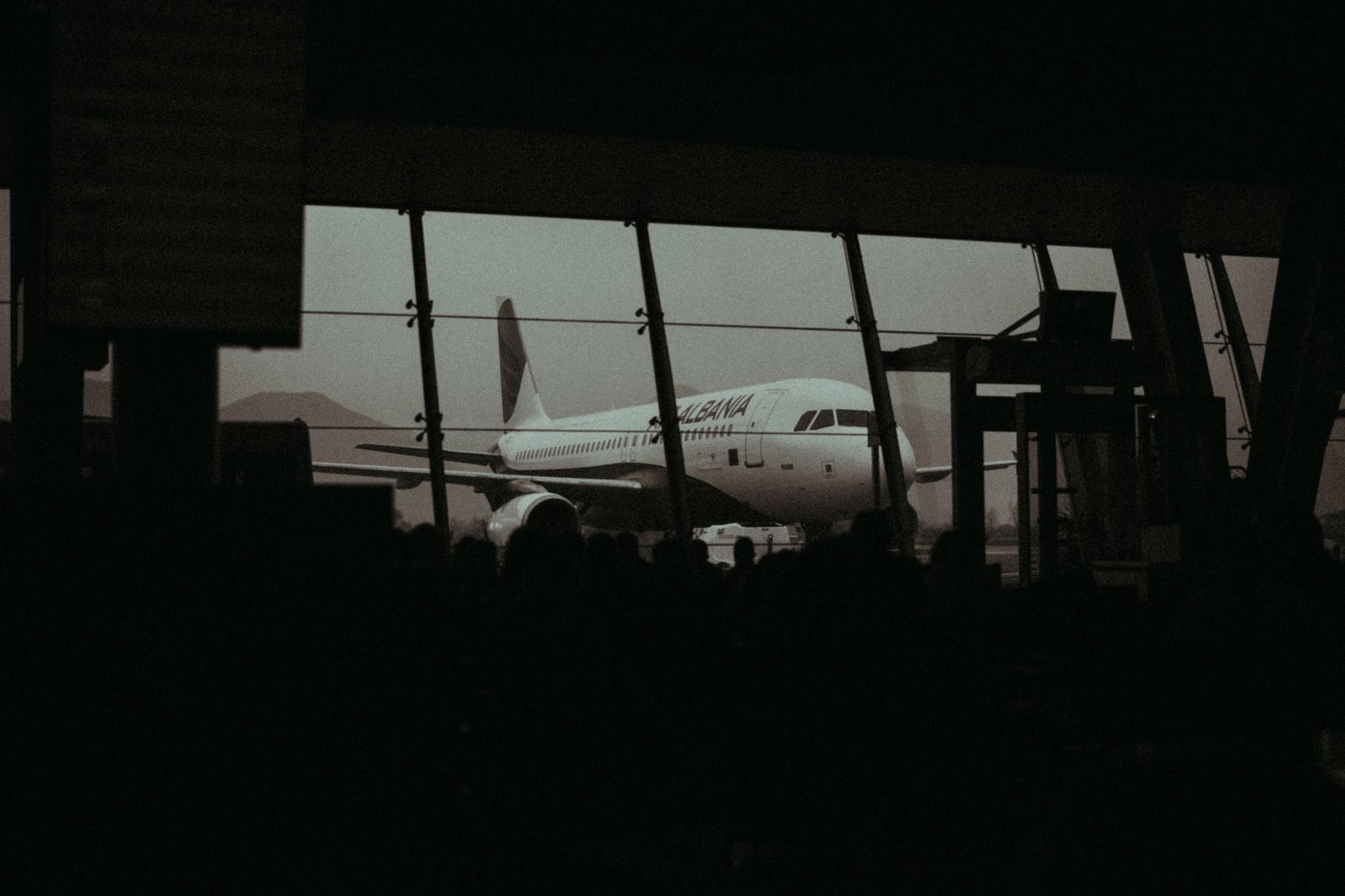 Avión en la pista de un aeropuerto preparado para volar hacia el Reino Unido
