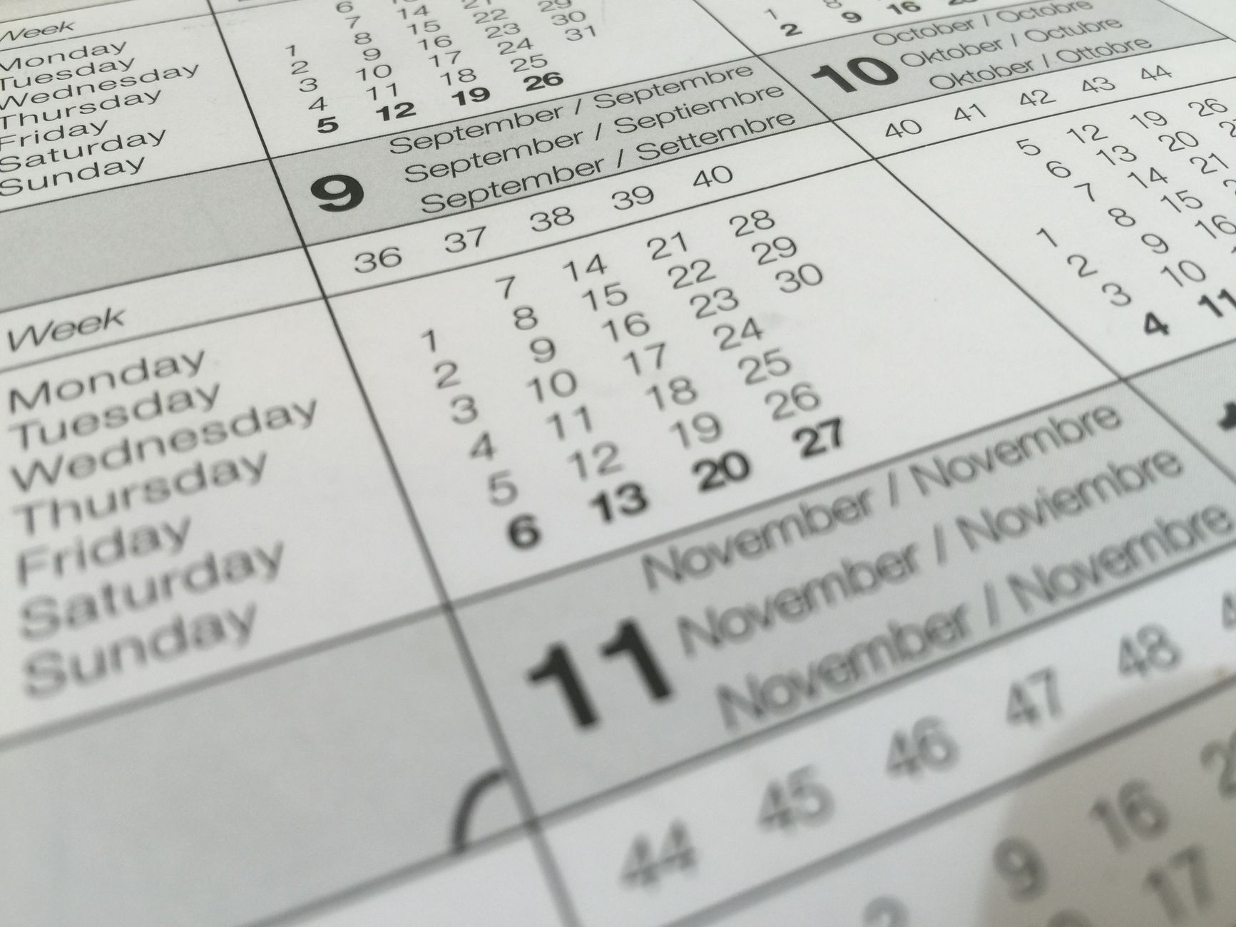 Calendario y móvil marcando la fecha de caducidad de la ETA del Reino Unido