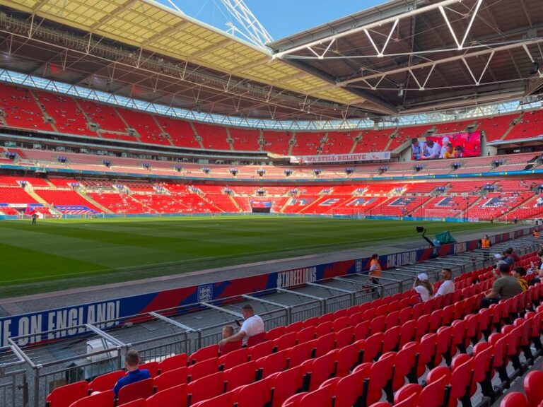 El arco iluminado del estadio de Wembley sobre Londres antes de un gran concierto de 2026