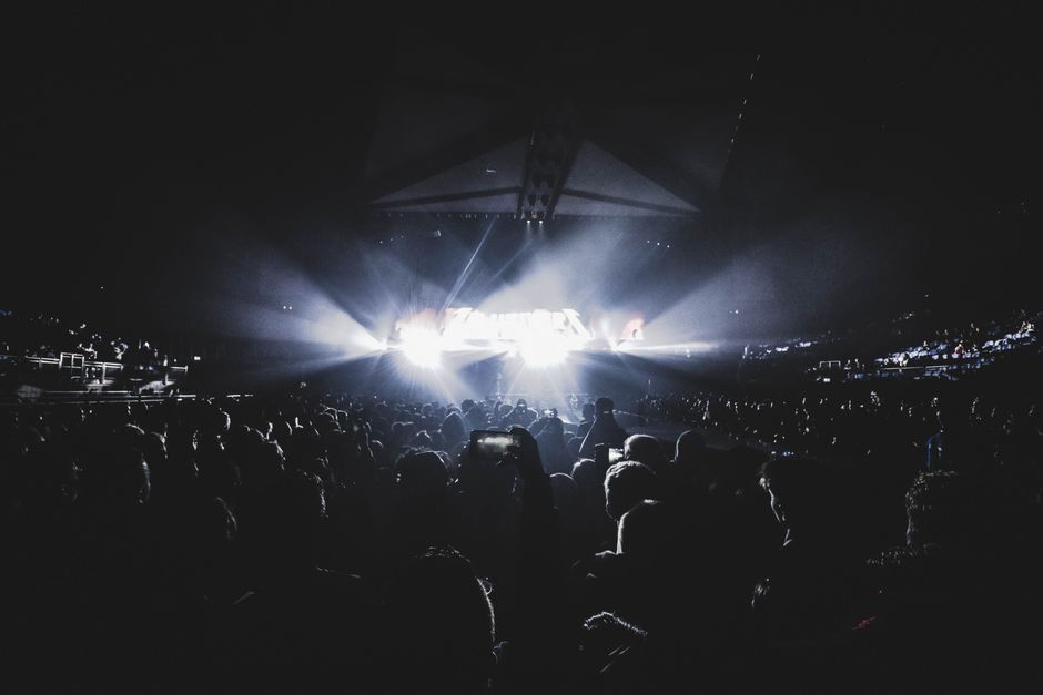 Interior de un gran recinto de conciertos lleno de asistentes en Londres antes del show