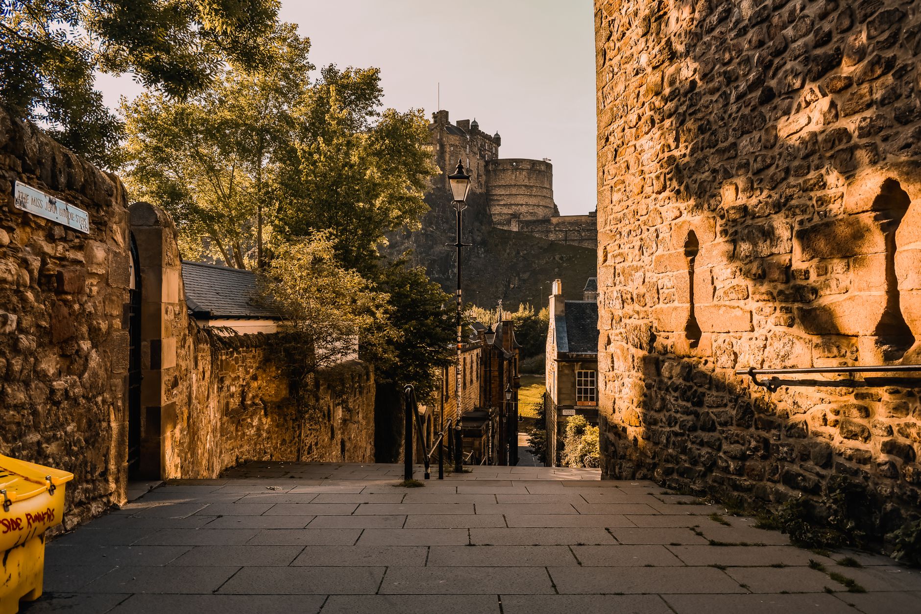 Vista del castillo de Edimburgo y el casco antiguo bajo el cielo de agosto