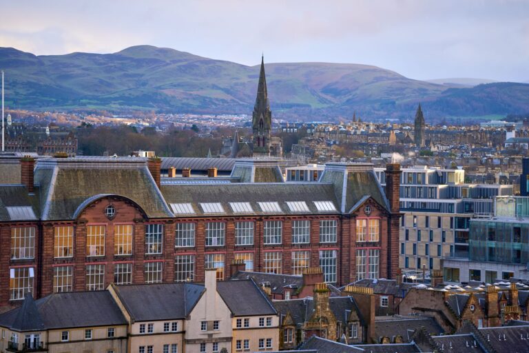 Panorámica de Edimburgo con sus monumentos históricos al atardecer