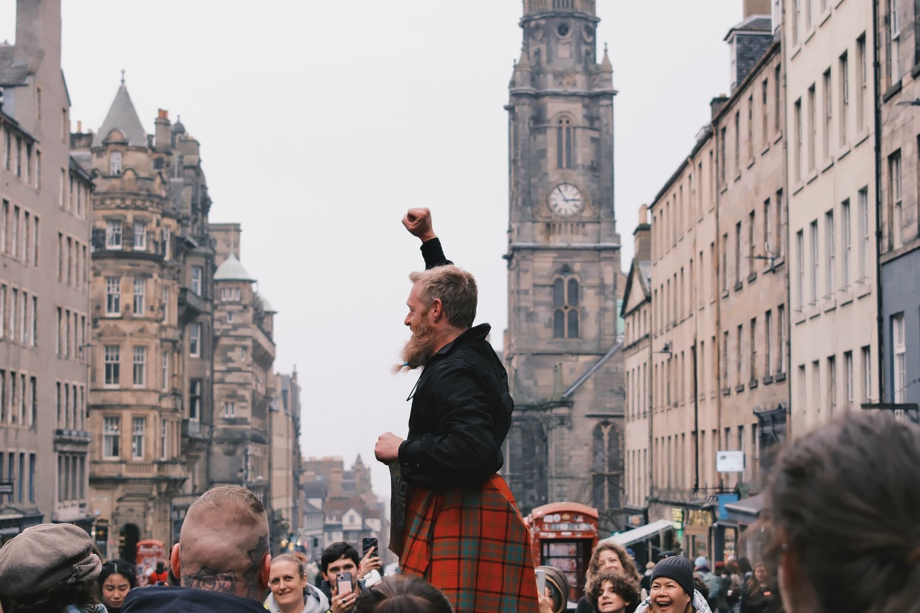 Artistas callejeros actuando ante el público en la Royal Mile de Edimburgo durante el festival