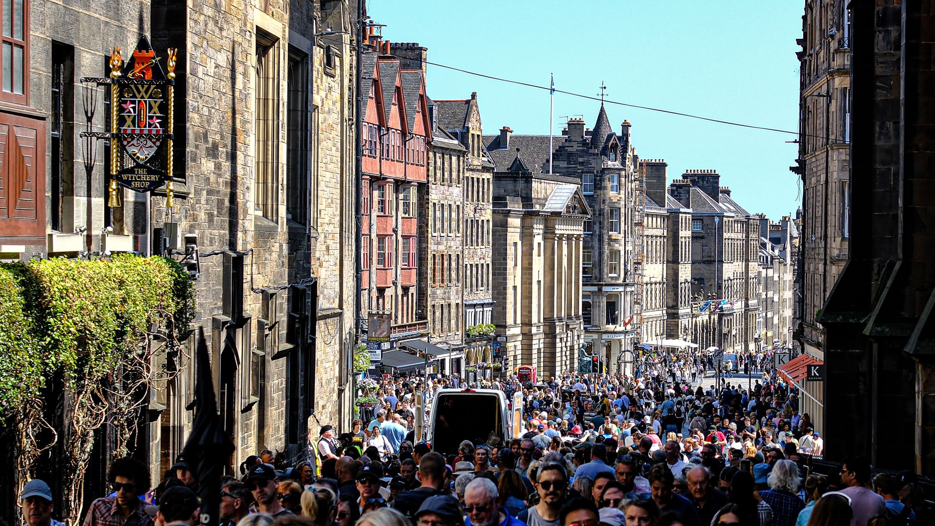 Multitud de visitantes recorriendo las calles de Edimburgo durante el festival de verano