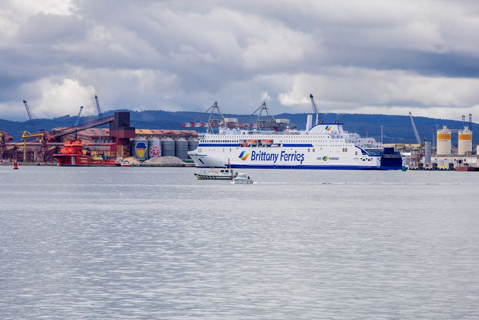 Pasaporte español y móvil con la ETA listos para viajar en ferry al Reino Unido