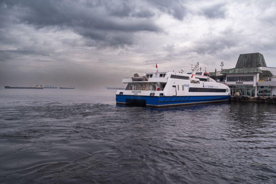 Familia con equipaje en la cubierta de un ferry hacia el Reino Unido