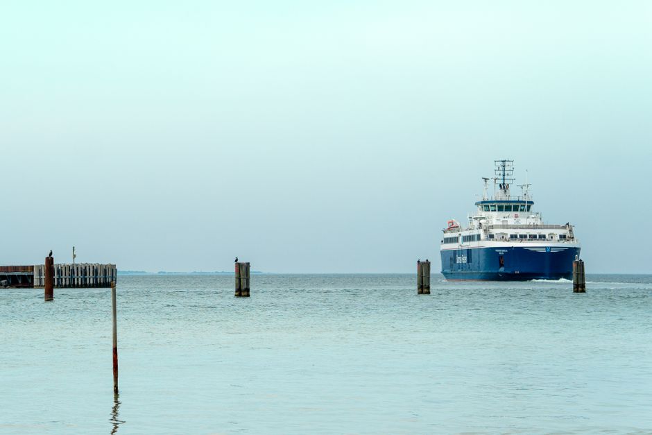 Ferry atracando en el puerto de Portsmouth procedente del norte de España