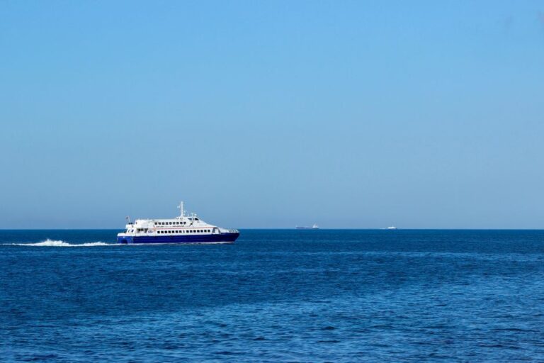 Ferry de pasajeros navegando hacia un puerto del Reino Unido en 2026