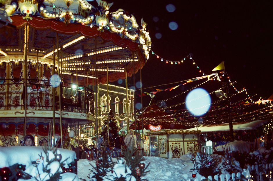 Patinadores sobre la pista de hielo al aire libre del Winter Wonderland en Londres