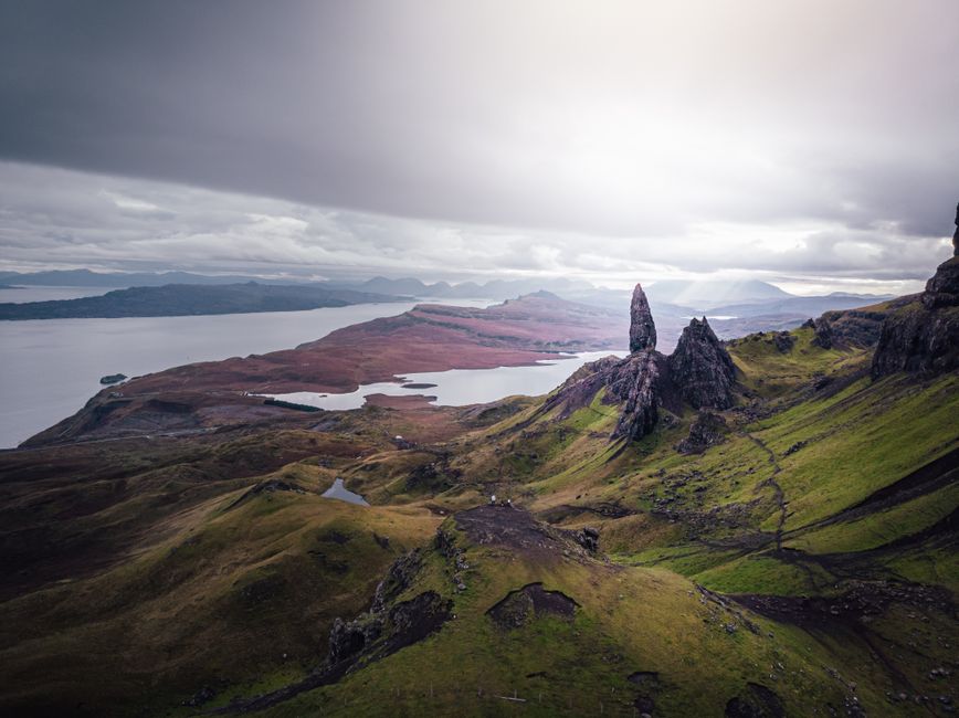Formacion rocosa del Old Man of Storr en Skye con senderistas subiendo por la ladera