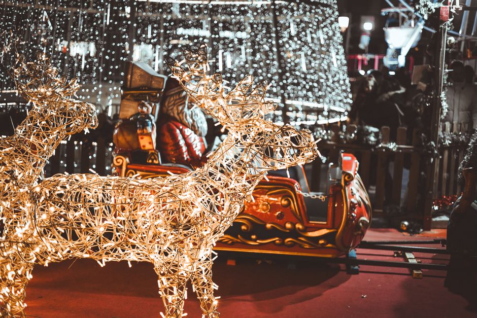 Entrada del parque de atracciones navideño de Hyde Park con luces festivas