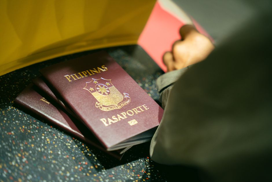 Documentos y pasaporte listos antes de viajar al Reino Unido