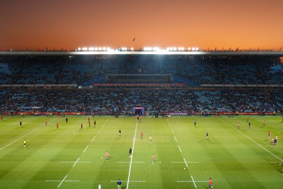 Gran estadio de rugby de Twickenham lleno de aficionados durante un partido en el suroeste de Londres