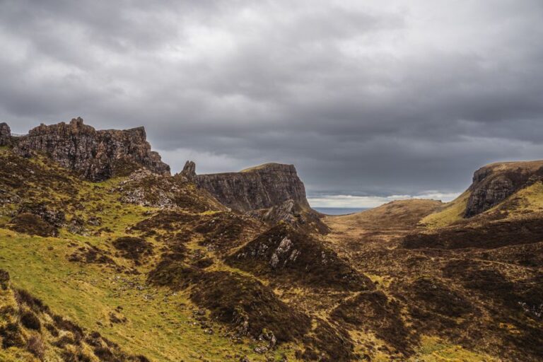 Vista aerea de la costa de la isla de Skye con acantilados verdes y mar azul en Escocia