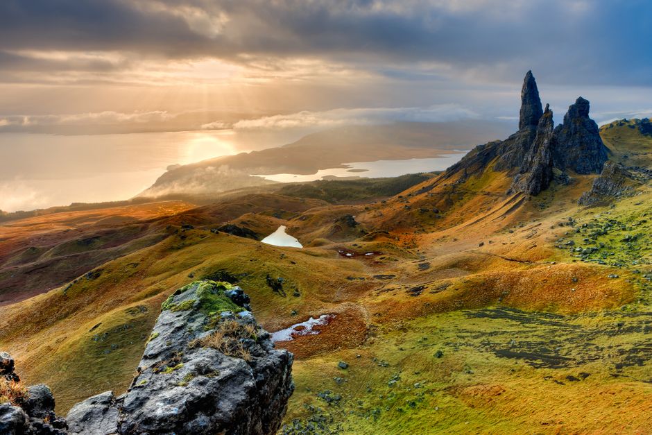 Piscinas naturales de agua turquesa Fairy Pools al pie de las montanas Cuillin en Skye