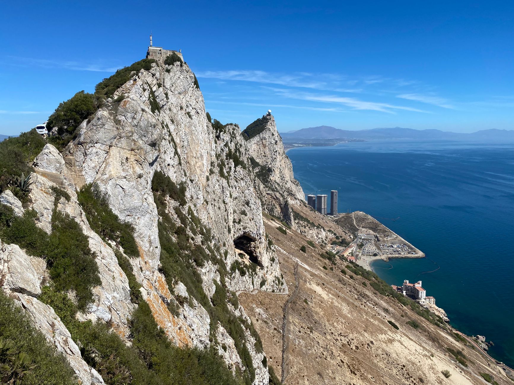 Paso fronterizo de La Línea hacia Gibraltar con controles locales para peatones y coches