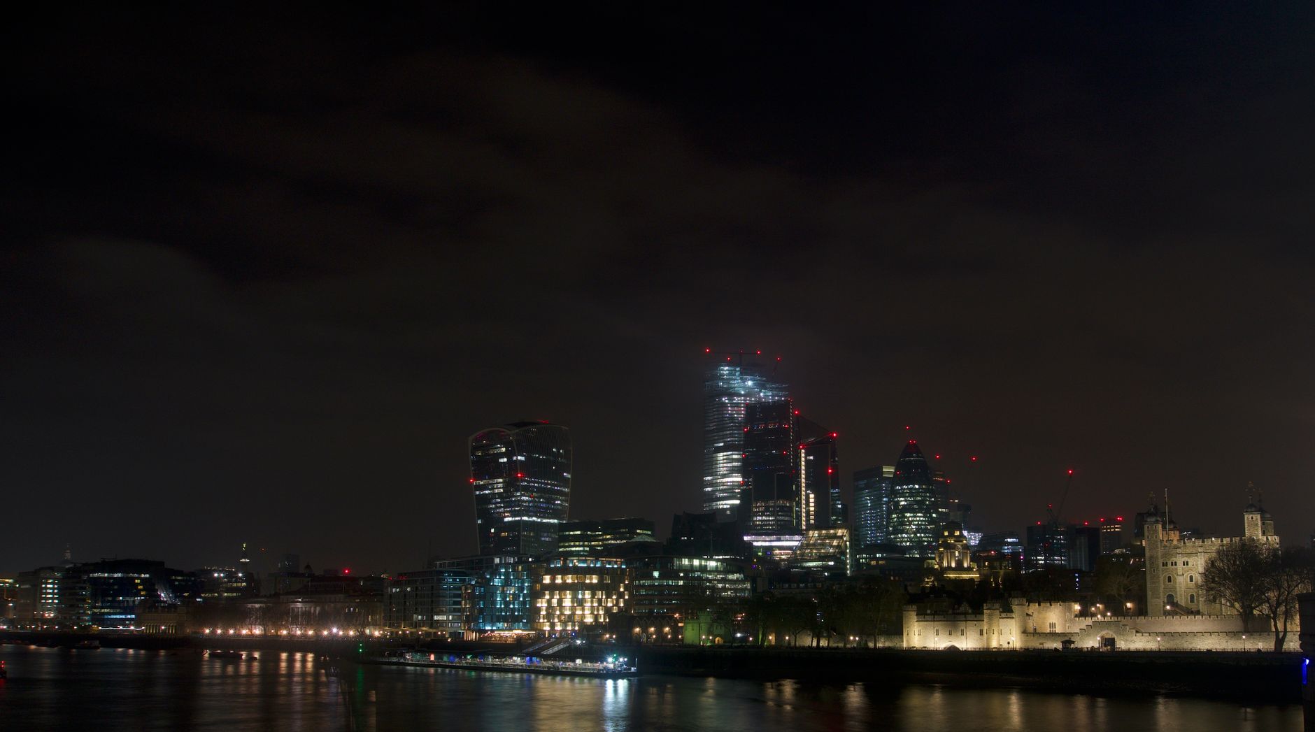 Vista del Támesis y el perfil de Londres al fondo para un nuevo viaje al Reino Unido