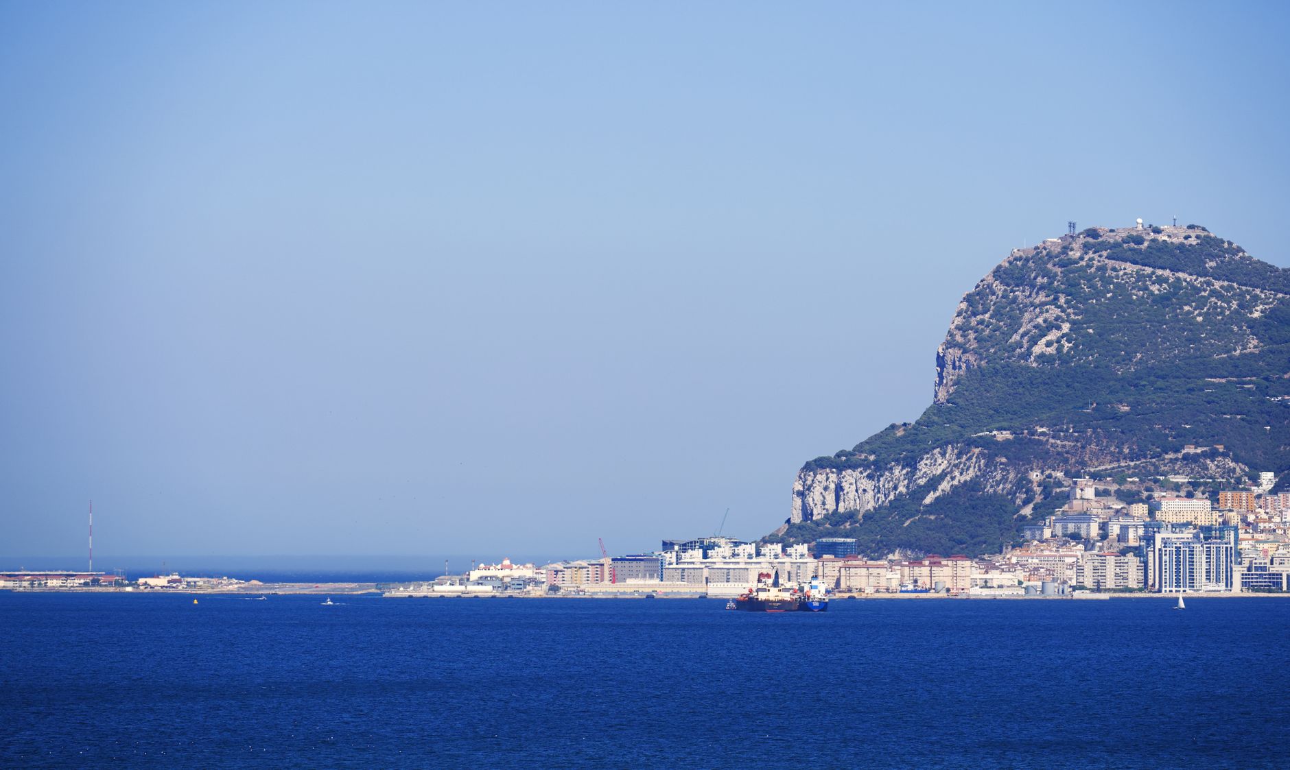 Vista del Peñón de Gibraltar y la bahía desde la costa española al atardecer